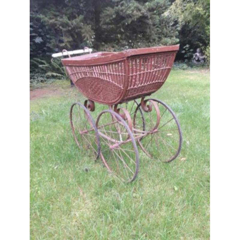 Antieke / vintage kinderwagen.