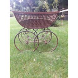 Antieke / vintage kinderwagen.