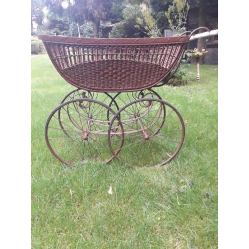 Antieke / vintage kinderwagen.