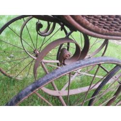 Antieke / vintage kinderwagen.