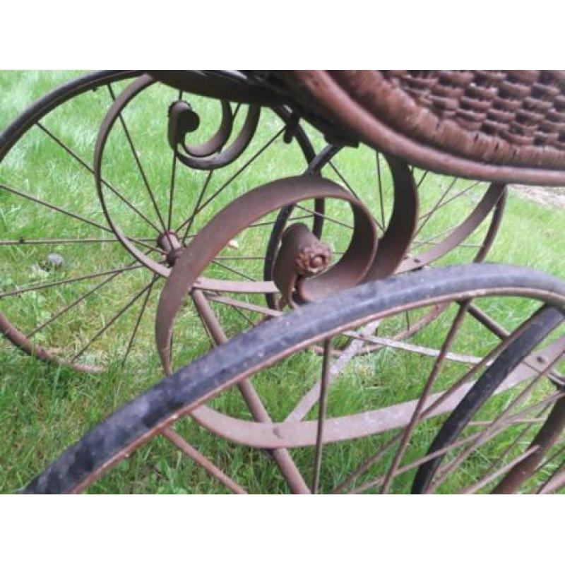Antieke / vintage kinderwagen.