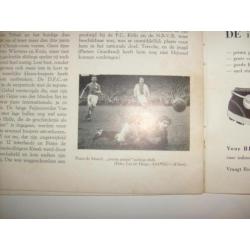 vintage jaren50 voetbal boekje IN en OM de VOETBALSPORT