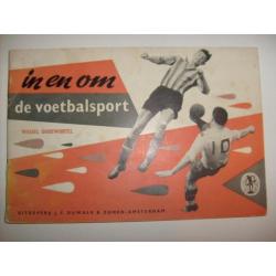 vintage jaren50 voetbal boekje IN en OM de VOETBALSPORT