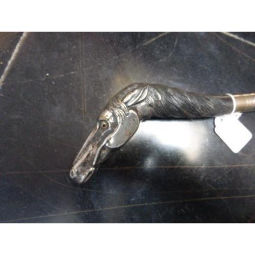 Antieke wandelstok met verzilverd paardenhoofd handvat.