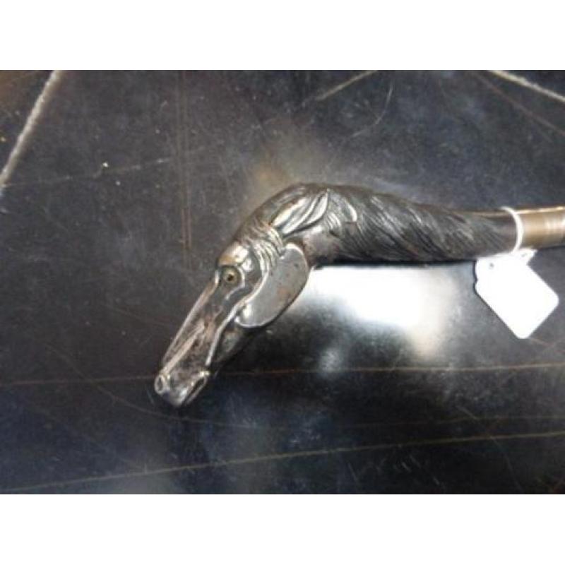 Antieke wandelstok met verzilverd paardenhoofd handvat.