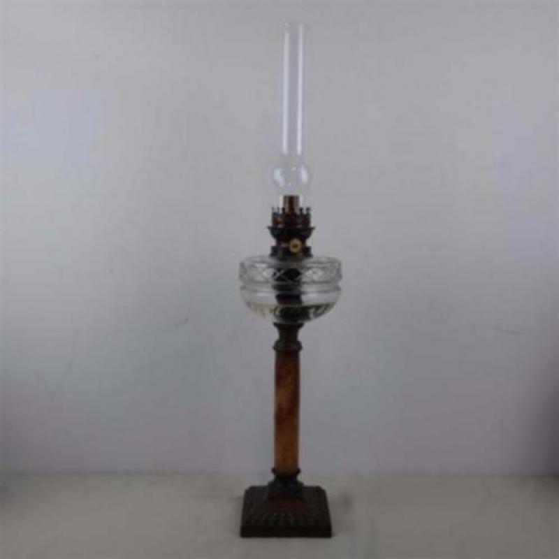 Olielamp met geslepen vat op marmeren voet