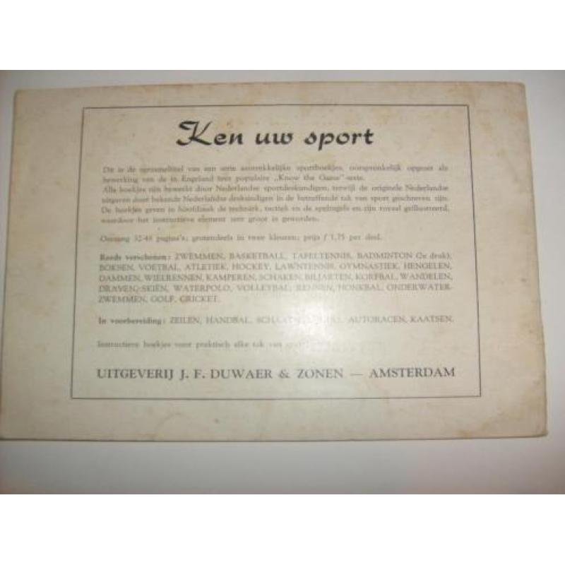 vintage jaren50 voetbal boekje IN en OM de VOETBALSPORT
