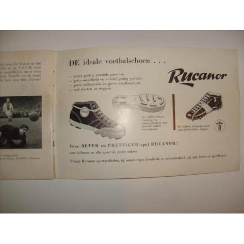 vintage jaren50 voetbal boekje IN en OM de VOETBALSPORT