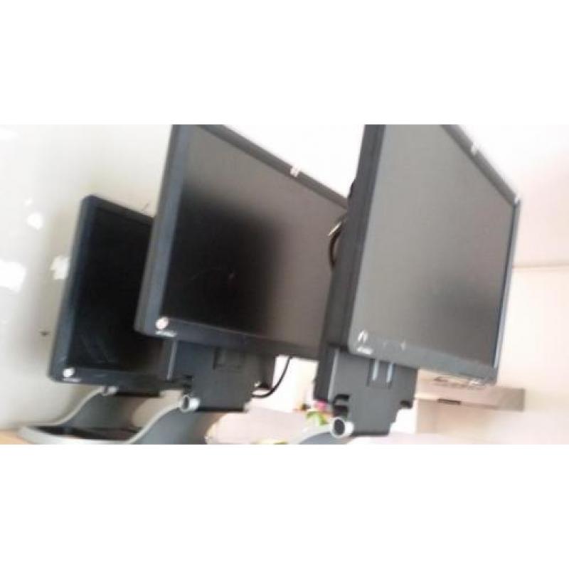 pc scherm 3x 19 inch met vga aansluiting