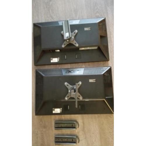 2 Computerschermen 24 inch, incl. muurbeugels
