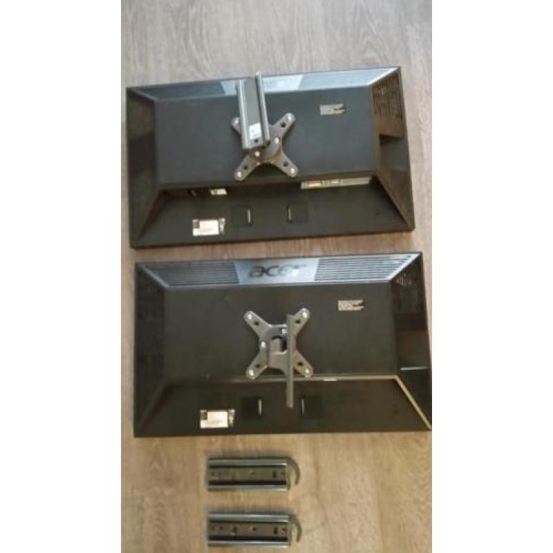 2 Computerschermen 24 inch, incl. muurbeugels