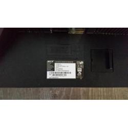 2 Computerschermen 24 inch, incl. muurbeugels