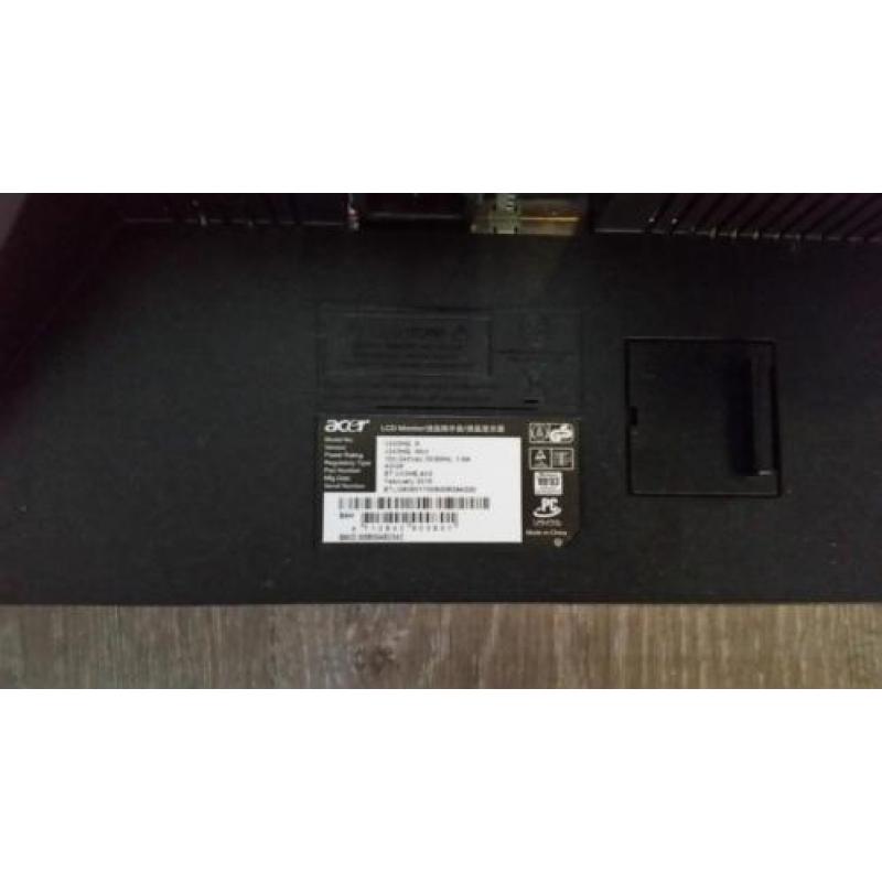 2 Computerschermen 24 inch, incl. muurbeugels