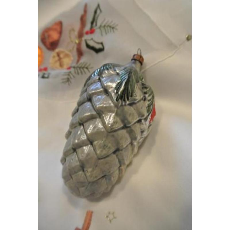 Oude kerstversiering oude kerstballen dennenappel kerstman