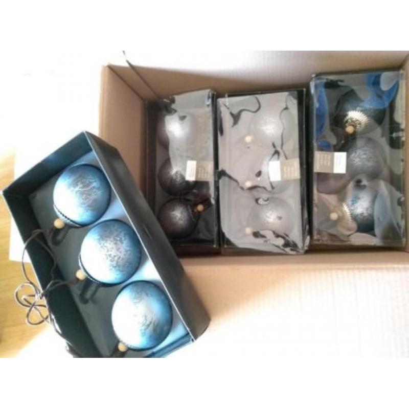 Kerstdecoratie kerstballen blauw wit