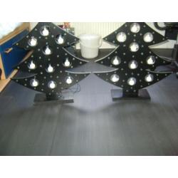 2 zwarte houten kerstbomen met lichtjes en kerstballetjes