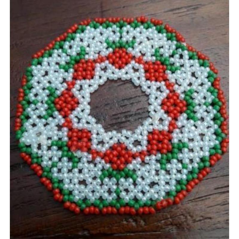 Kerstringen van mini kraaltjes