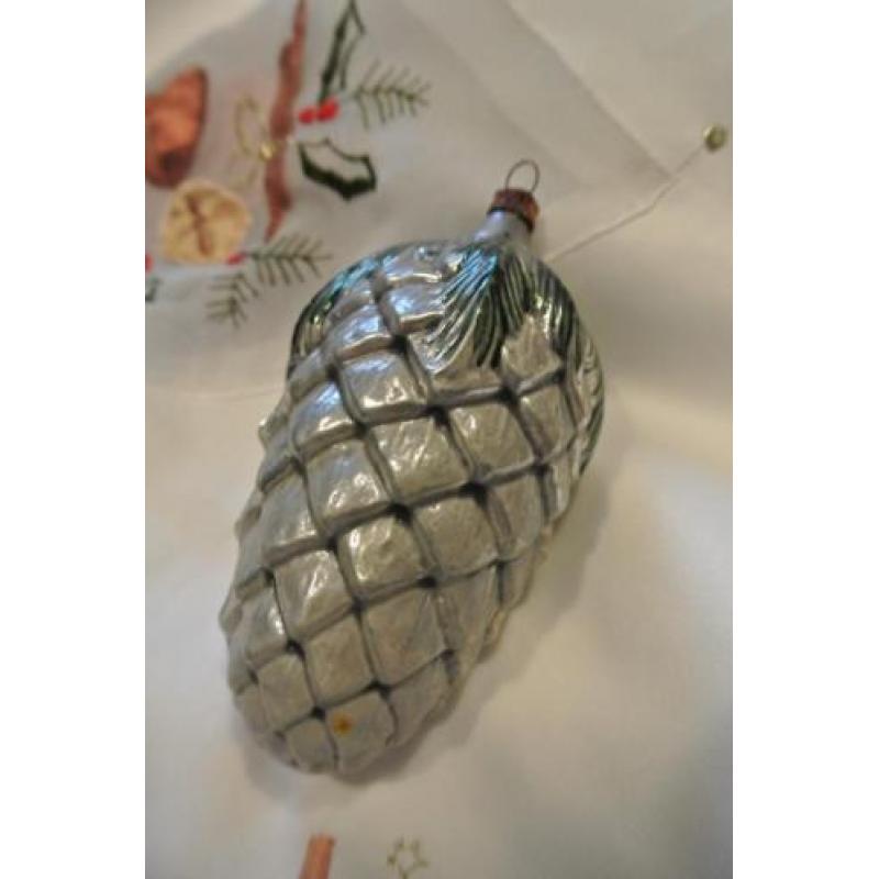 Oude kerstversiering oude kerstballen dennenappel kerstman