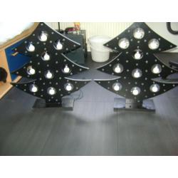 2 zwarte houten kerstbomen met lichtjes en kerstballetjes