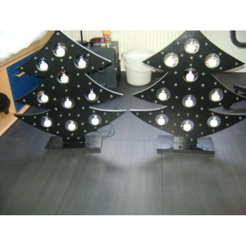 2 zwarte houten kerstbomen met lichtjes en kerstballetjes