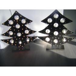 2 zwarte houten kerstbomen met lichtjes en kerstballetjes