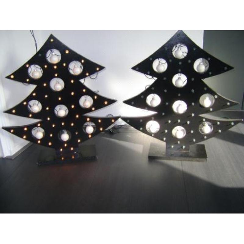2 zwarte houten kerstbomen met lichtjes en kerstballetjes