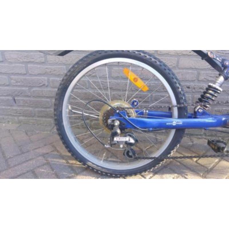 Blauwe vouwfiets met 20 inch wielen