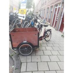 Grote bakfiets met gordels,bankjes uitneembaar.