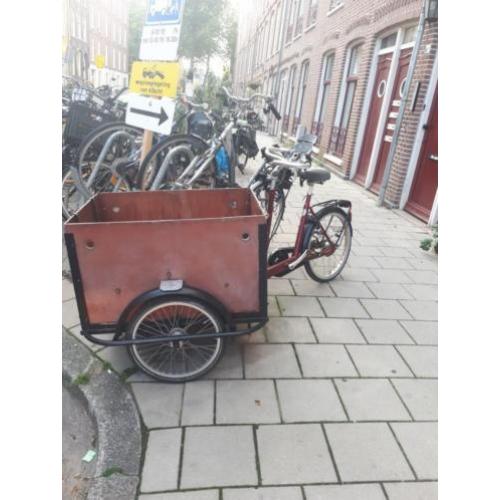 Grote bakfiets met gordels,bankjes uitneembaar.