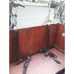 Grote bakfiets met gordels,bankjes uitneembaar.