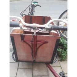 Grote bakfiets met gordels,bankjes uitneembaar.
