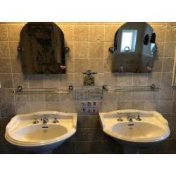 Klassiek Engelse wastafels op zuil keramiek met accessoires