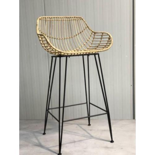 Rotan barkrukken met arm wood. naturel, zwart of groen