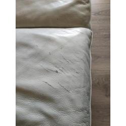 Gebruikte wit leren bank, met 2 stoelen en 2 poefjes