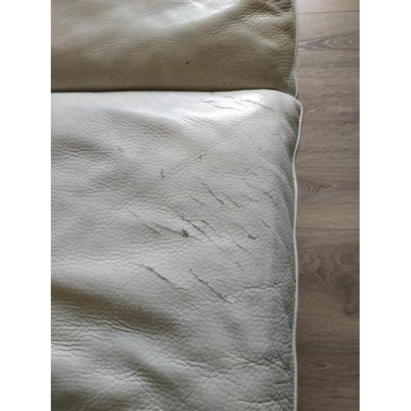 Gebruikte wit leren bank, met 2 stoelen en 2 poefjes