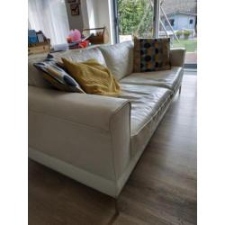 Gebruikte wit leren bank, met 2 stoelen en 2 poefjes