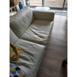 Gebruikte wit leren bank, met 2 stoelen en 2 poefjes