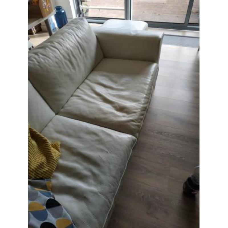 Gebruikte wit leren bank, met 2 stoelen en 2 poefjes