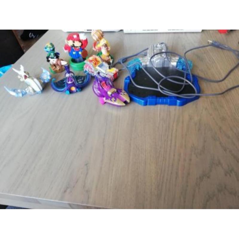Wii U 8GB + 2 Controllers, Nunchuck en 3 Games.