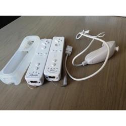 Wii U 8GB + 2 Controllers, Nunchuck en 3 Games.