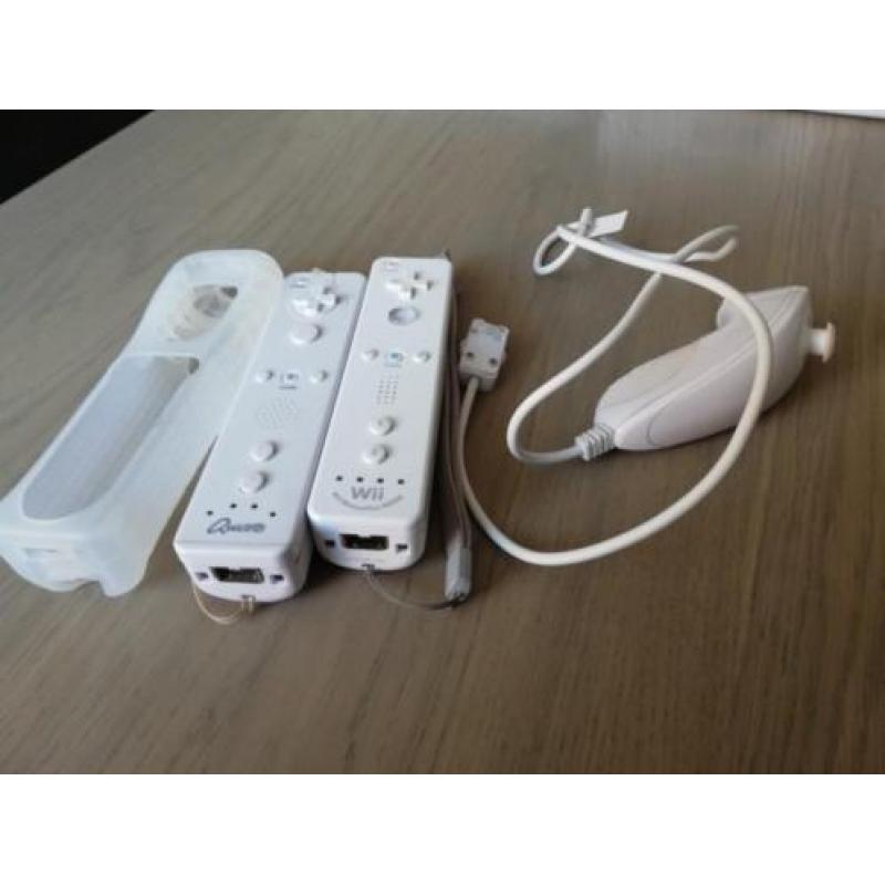 Wii U 8GB + 2 Controllers, Nunchuck en 3 Games.