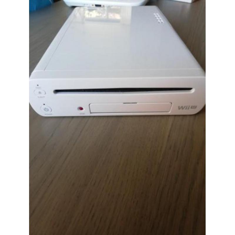 Wii U 8GB + 2 Controllers, Nunchuck en 3 Games.